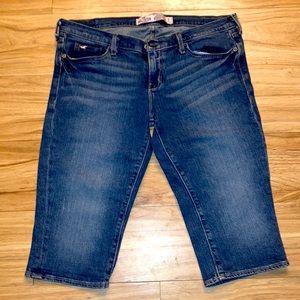 Hollister Size 7 Knee Length Jean Shorts Medium-Dark Blue Wash